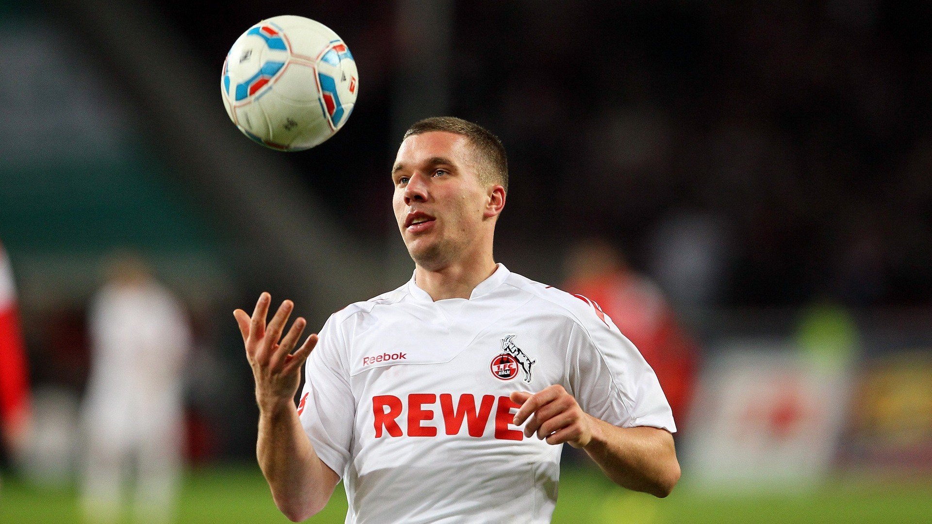 开云体育-C罗回归首秀闪耀伯纳乌，皇马观众沸腾致敬传奇，传奇归来！C罗伯纳乌回归首秀引爆全场欢呼